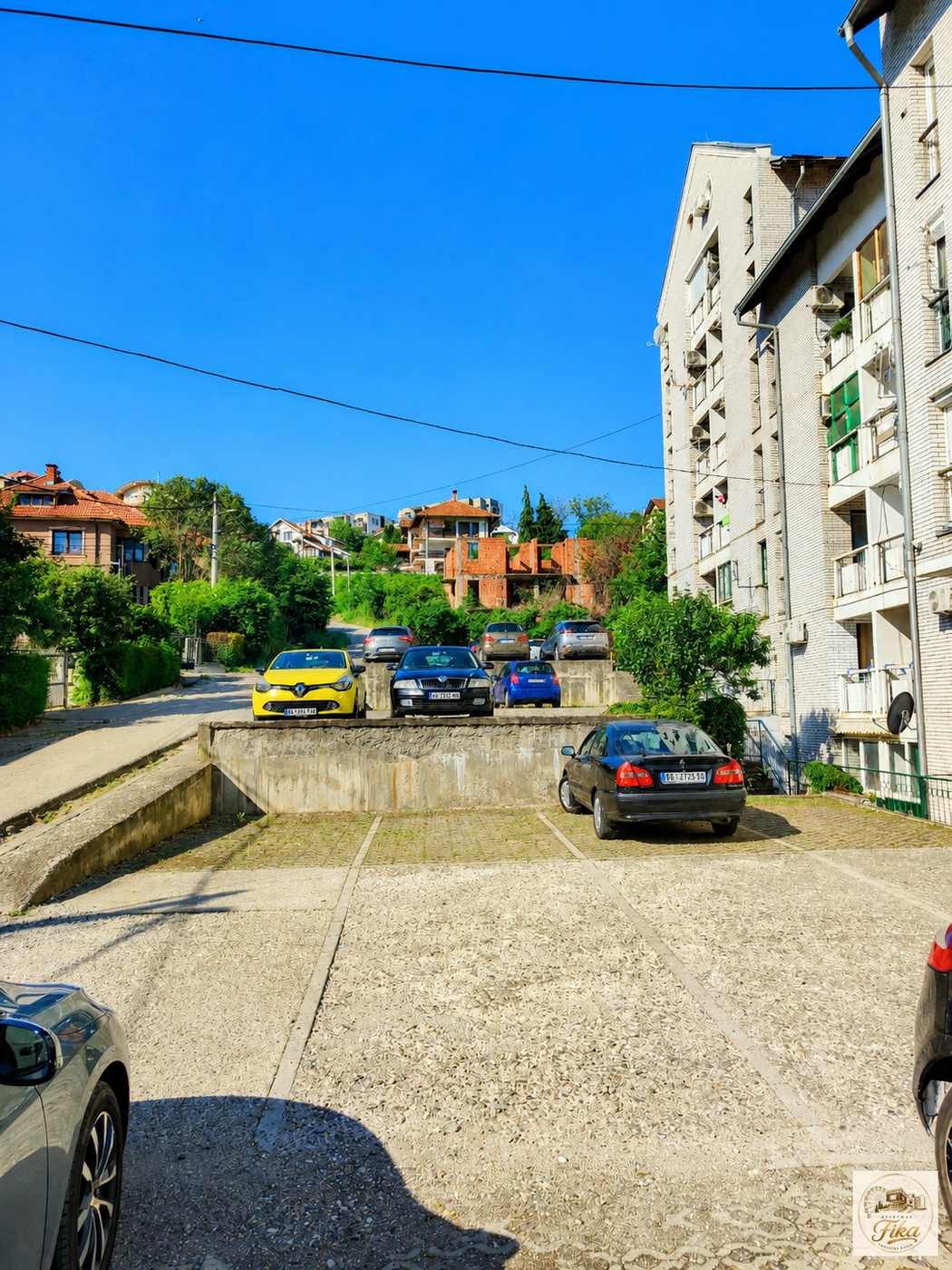 Prilaz zgradi i parking