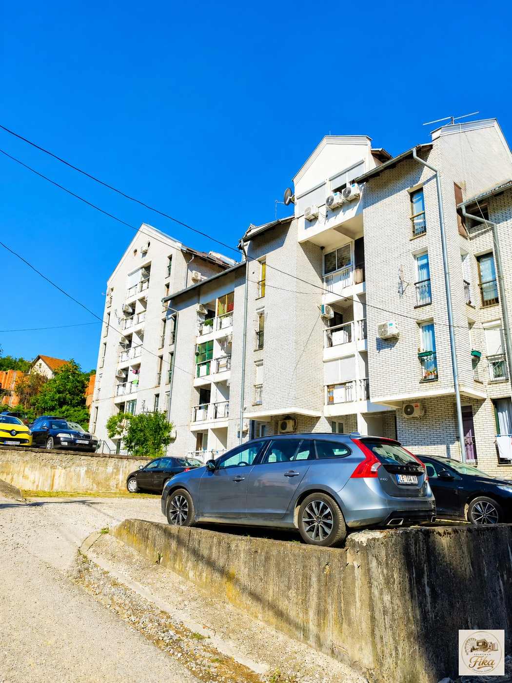 Zgrada i parking